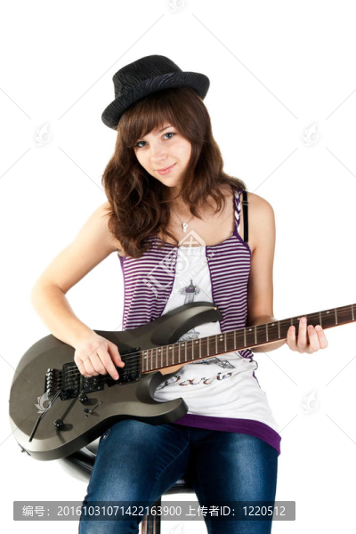 美麗的女孩彈吉他
