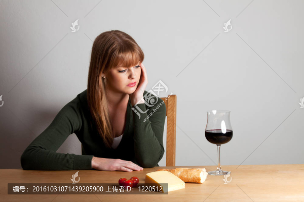 年輕的女人和一杯酒