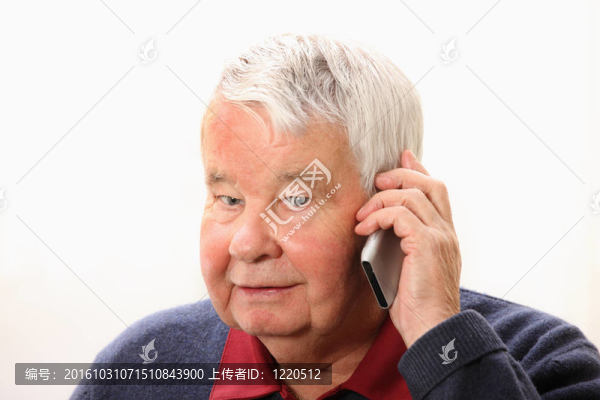 高級男子在電話里交談