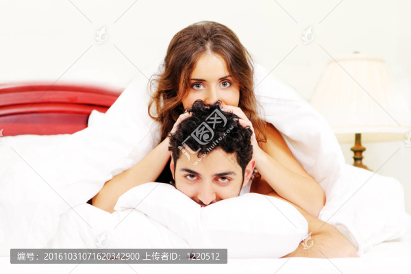 床上的年輕夫婦