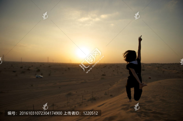 沙漠中的女人