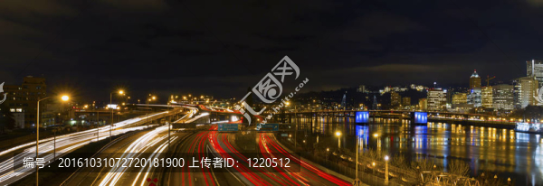 波特蘭市中心的高速公路光步道全景圖