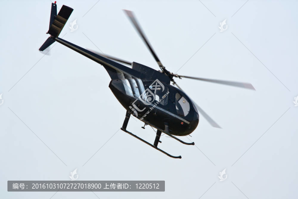 飛行中的黑色直升機(jī)