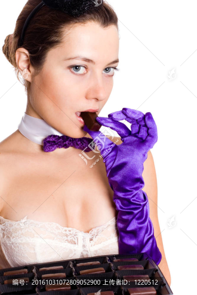 在緊身衣和小帽子吃甜食的女人