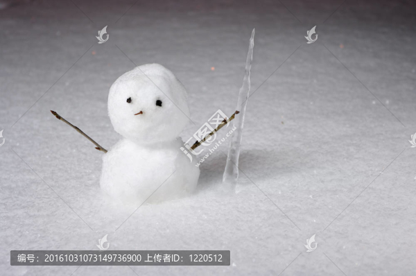 在晚上和冰凌的小雪人