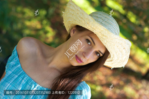 穿藍(lán)色衣服和帽子的女孩