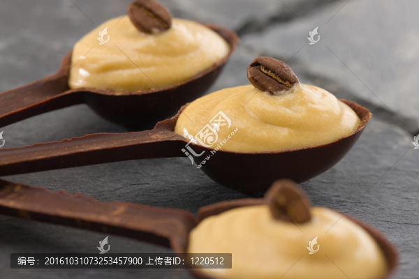 在一個黑暗的巧克力咖啡慕斯勺