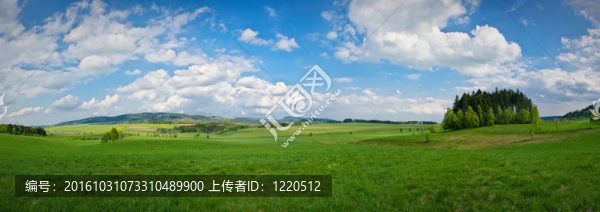 群山中的春天全景