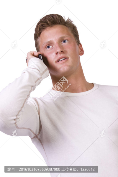 一個在手機上說話的偶然的男人