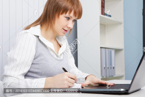 辦公室里有魅力的女孩