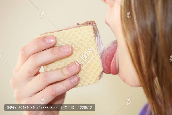 吃冰淇淋的女孩