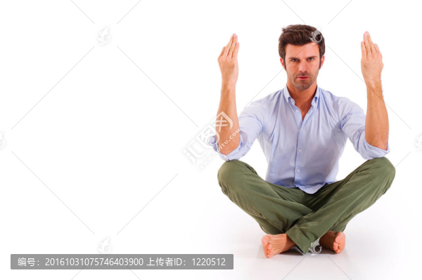 男人練瑜伽