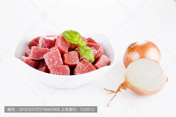 切碎的牛肉和洋蔥