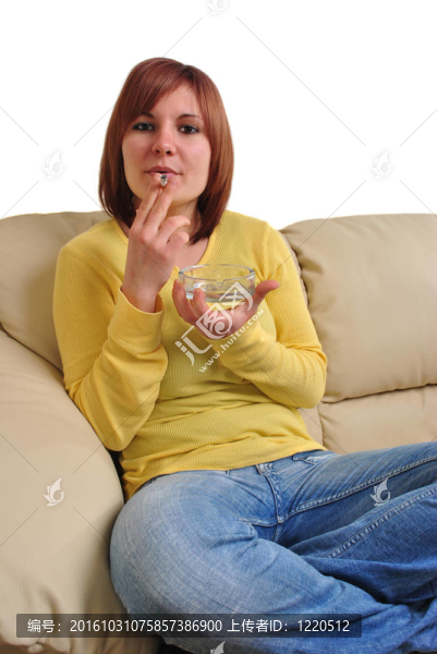 年輕的女人手里拿著一支香煙