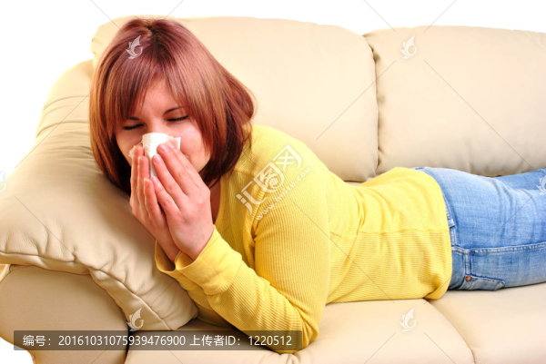 年輕女子在沙發(fā)上的一個組織