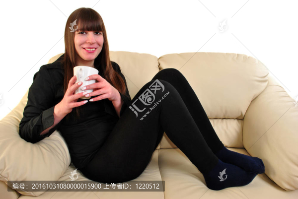 一個年輕的女人喝一些熱咖啡