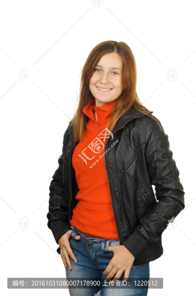 穿著黑色皮夾克的快樂女孩