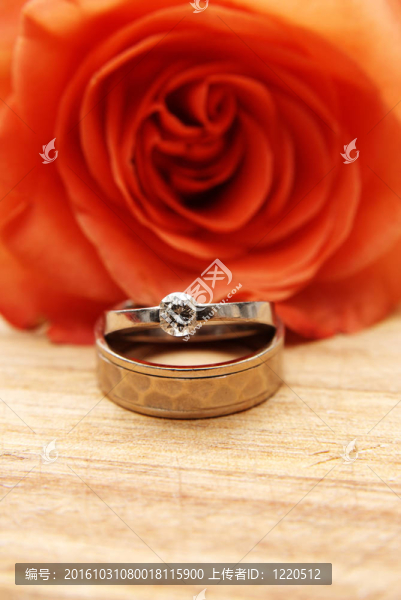 紅玫瑰上的結(jié)婚戒指