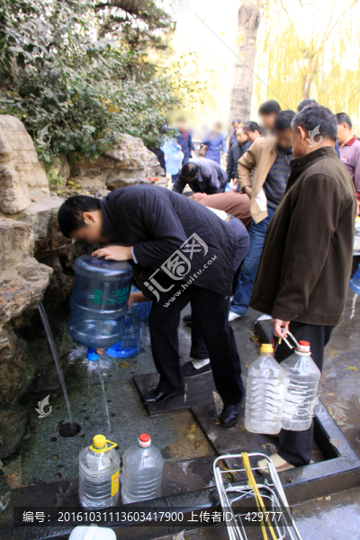 取山泉水人群