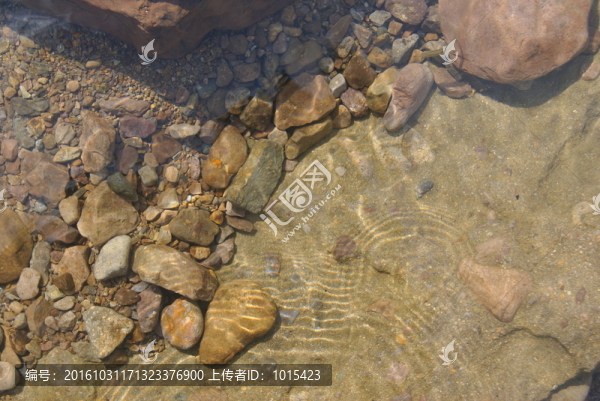 水底石頭