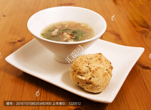 白菜和熏豬肉湯
