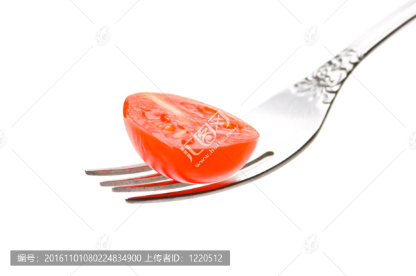 把西紅柿放在叉子上