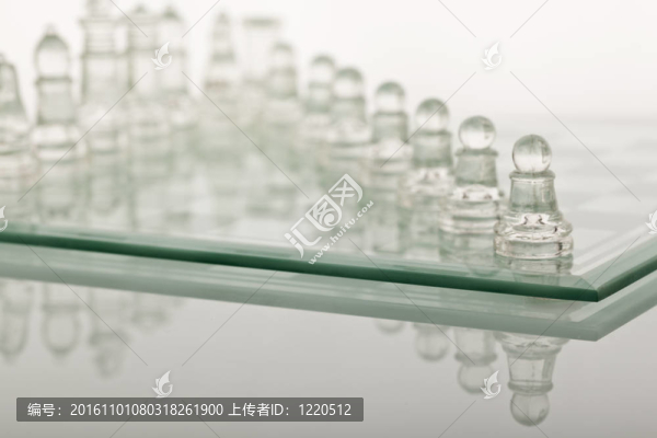 玻璃象棋在玻璃臺(tái)面