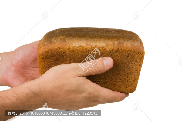 他手里拿著一塊黑面包