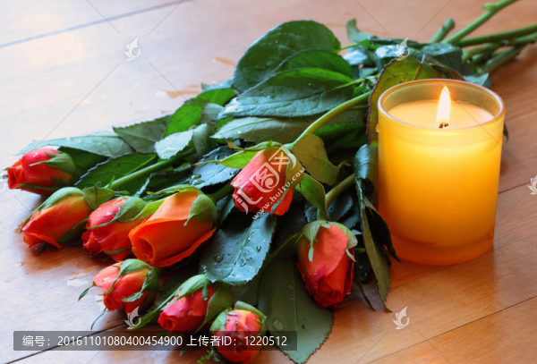 玫瑰花束；蠟燭