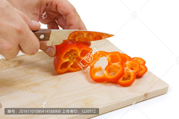 在船上切胡椒
