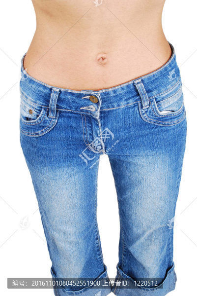 穿性感肚皮牛仔褲的女人