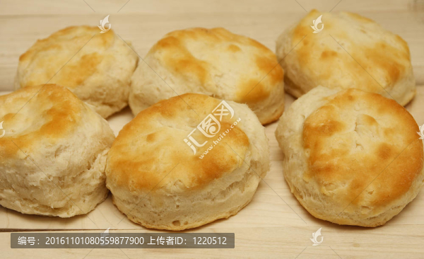 Fresh,Baked,Biscuits在木砧板上
