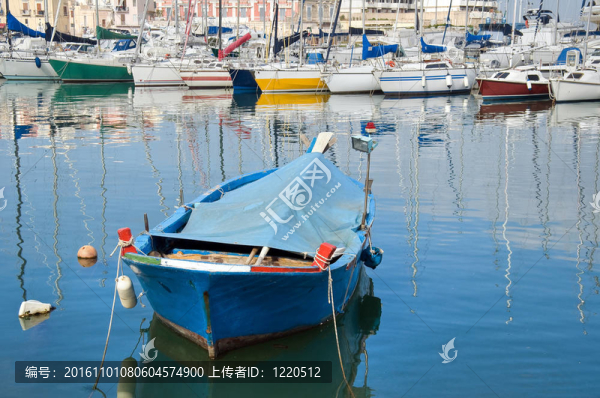 比謝列海港觀。Apulia。