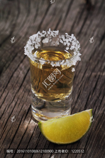 一杯龍舌蘭酒和石灰