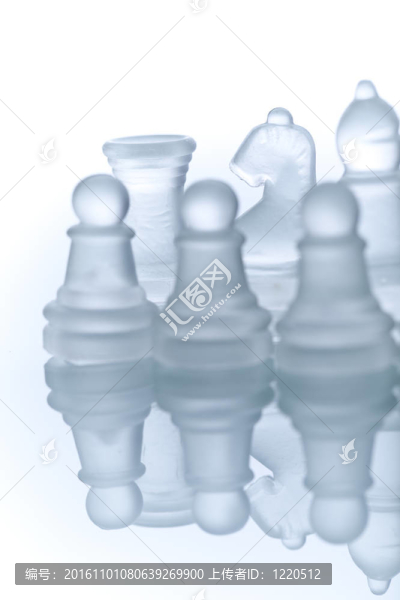 白色的美麗的玻璃棋。
