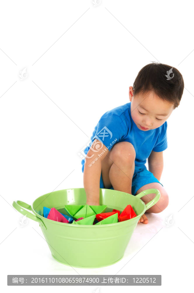 中國男孩玩紙船