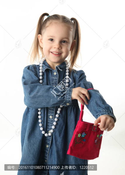 學(xué)齡前女孩玩裝扮