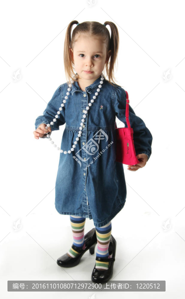 學(xué)齡前女孩玩裝扮