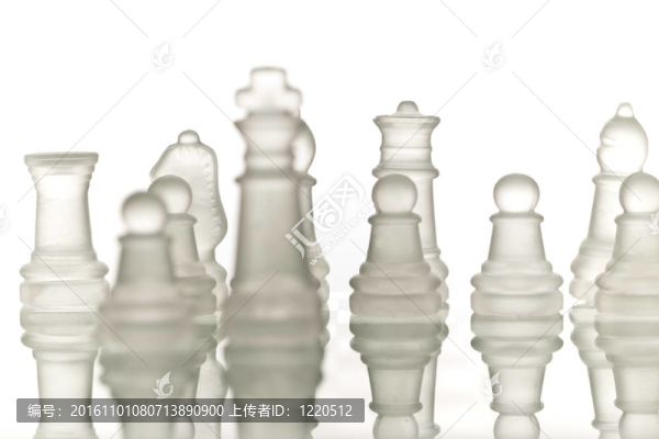 白色的美麗的玻璃棋。
