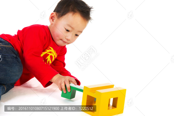 中國男孩玩拼圖游戲