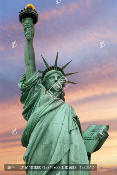 生動(dòng)的天空下的自由女神像-匯圖網(wǎng) www.fosd68.com 生動(dòng)的天空下的自由女神像