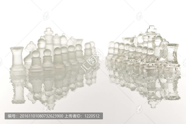 美麗的玻璃棋在一個白色的巴