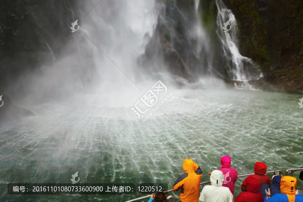 壯觀的峽灣vaterfall；米爾福德峽灣；新西蘭