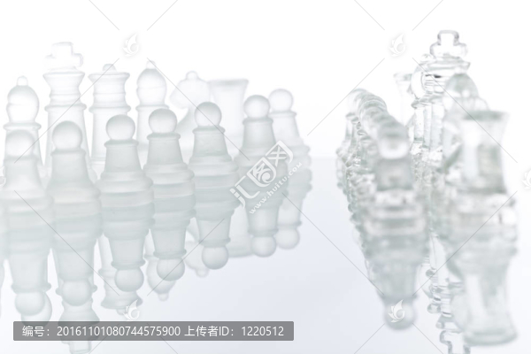 白色的美麗的玻璃棋。