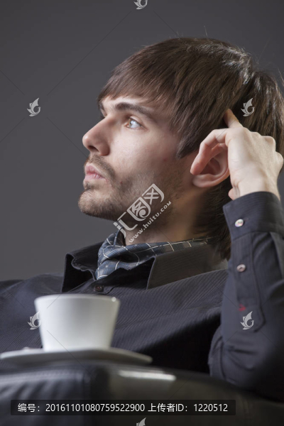 想喝杯咖啡的男人