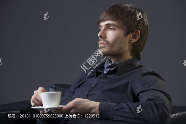 自豪的男子與杯咖啡