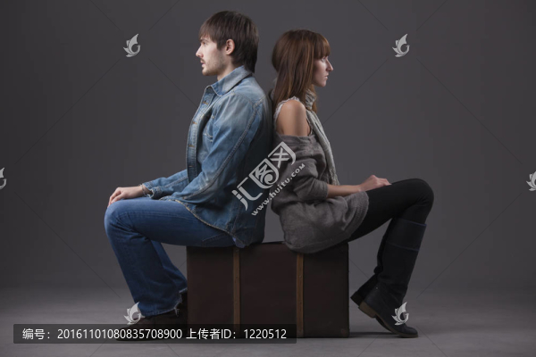傷心的夫婦帶著手提箱