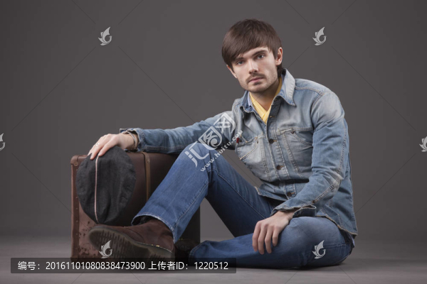 帶舊行李箱的人