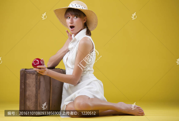 驚訝的女人與舊手提箱