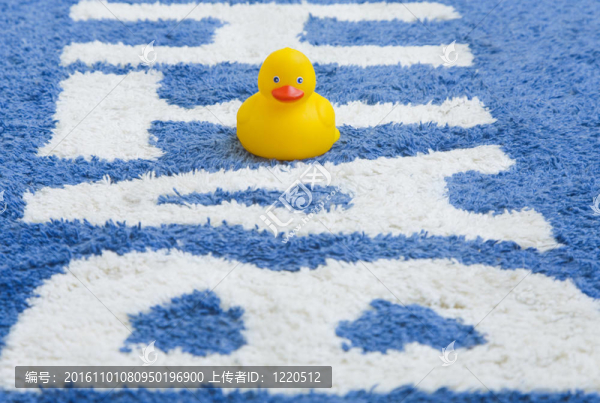 橡皮小鴨在浴室防滑墊